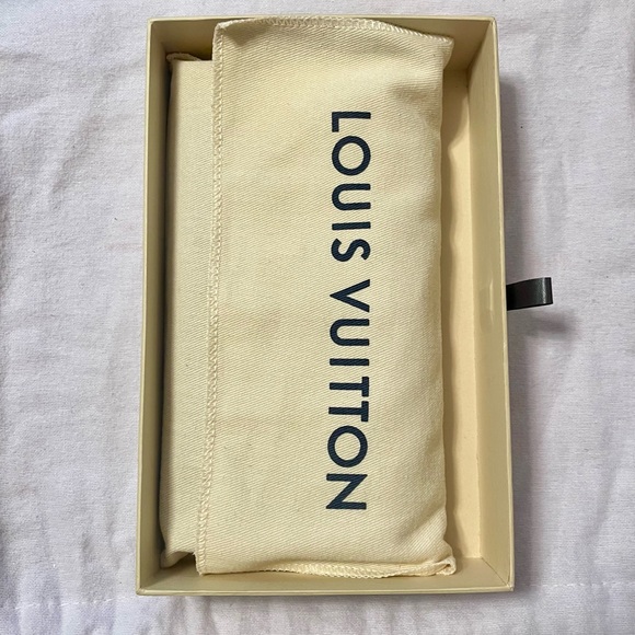 LOUIS VUITTON Brazza Wallet Tiaga Leather - Picture 15 of 16